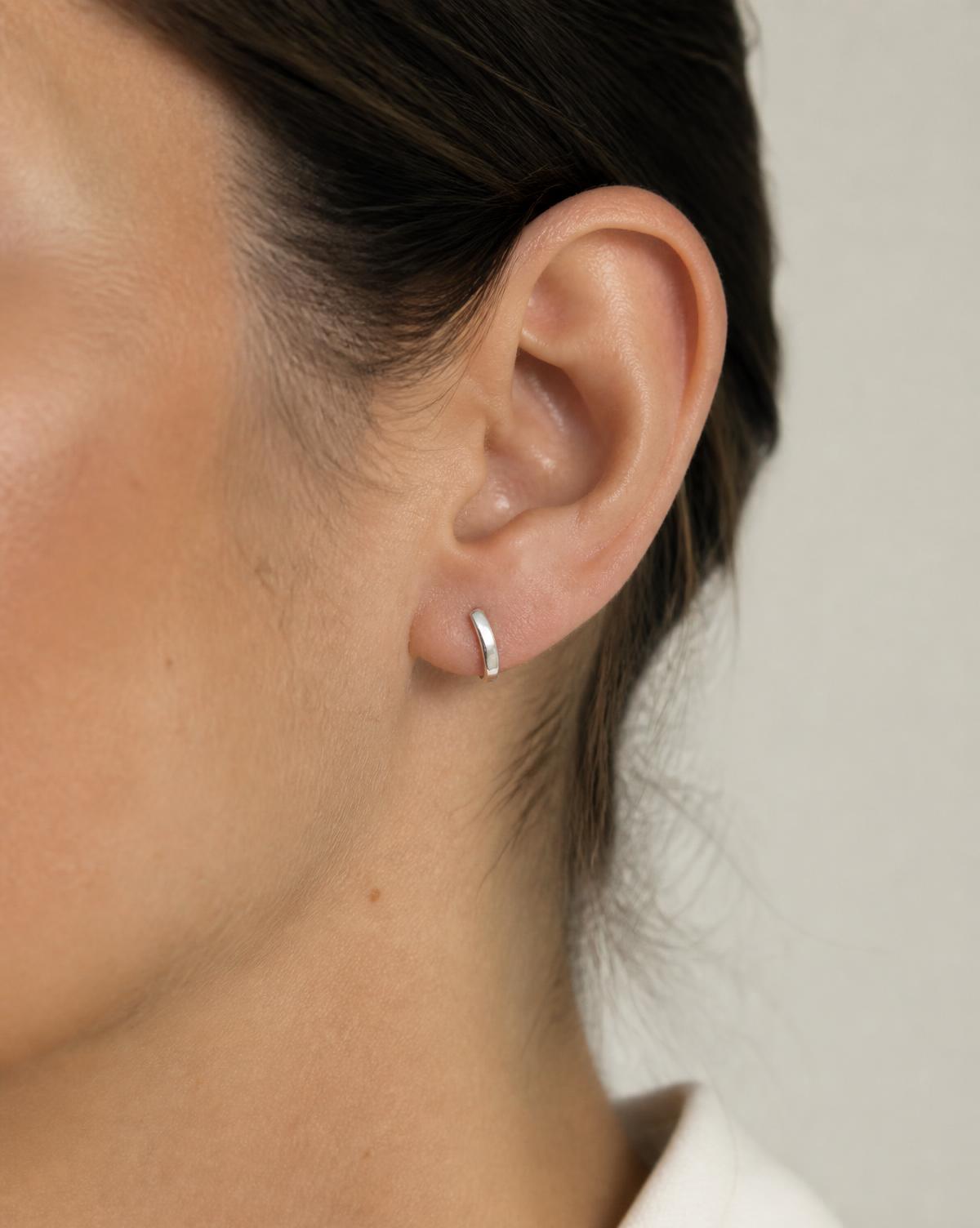 Oreja con arete minimalista de plata