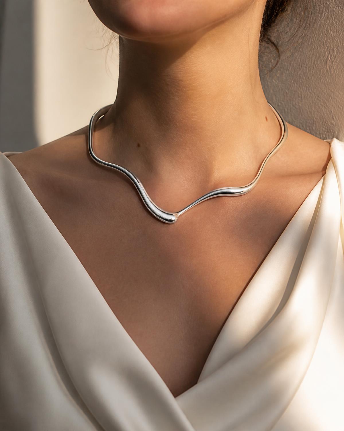 Cuello con collar escultórico de plata